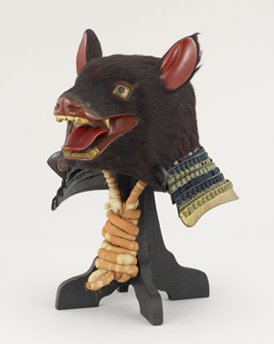 Helmet in the shape of a bear head