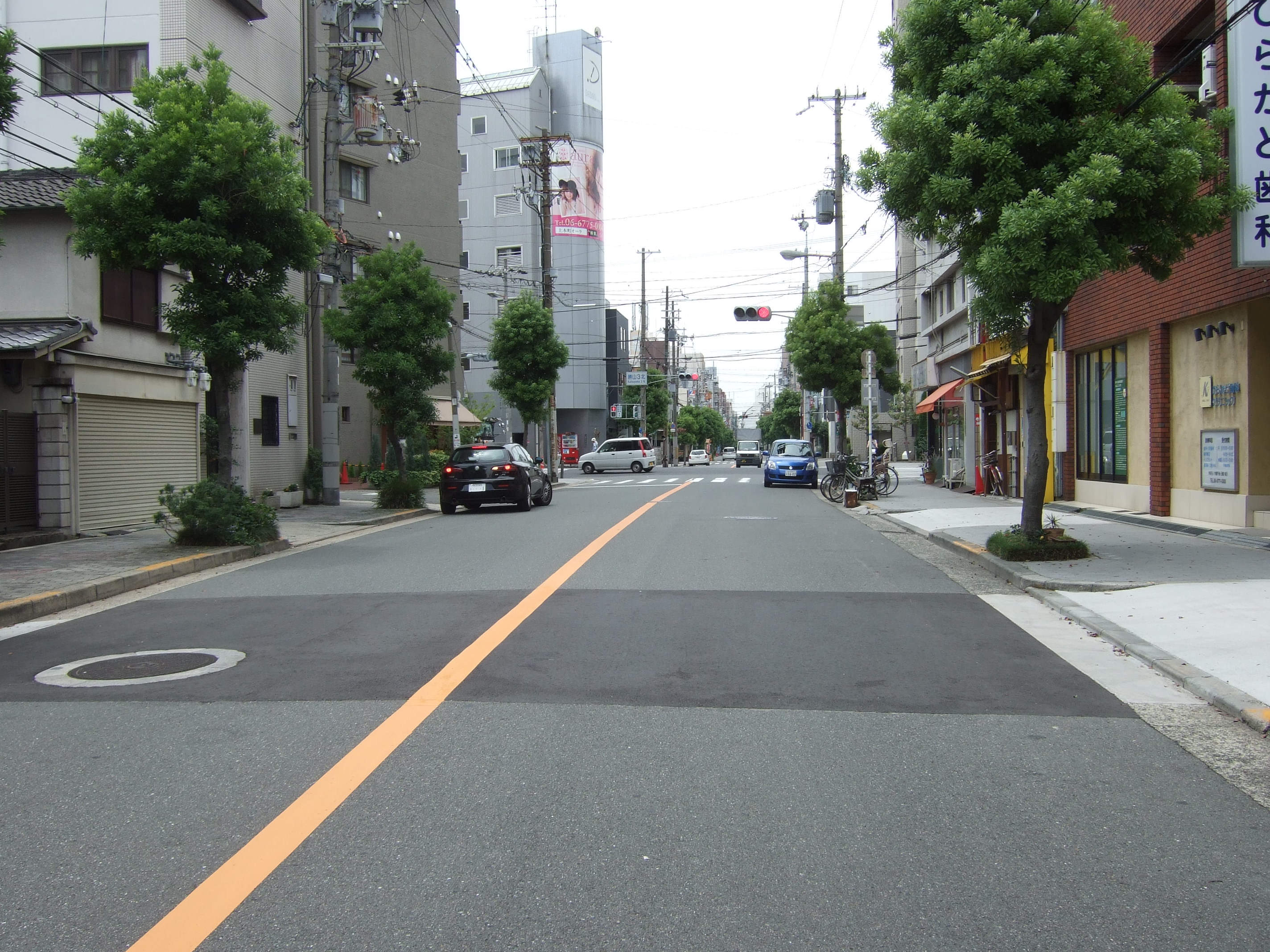 難波京朱雀大路を伝えるとされる道路(天王寺区「勝山3北」交差点付近。北側から撮影)