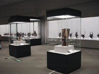 「変わり兜百頭展」展示場風景1