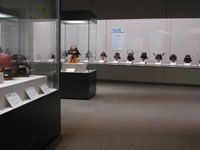 「変わり兜百頭展」展示場風景3