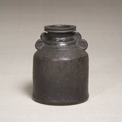 鉄釉双耳仏花器
