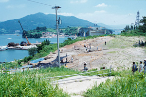 発掘中の勒島遺跡