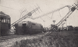 横転した大軌（だいき）電車