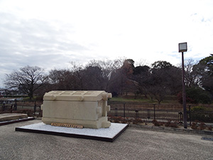 津堂城山古墳（背後）と復元された長持形石棺（藤井寺市）