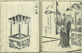 拳の行司(右)と試合に使われる「土俵」(左)