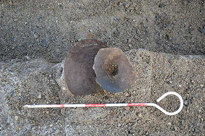 古墳時代中期の土師器高杯が発見された時の状況