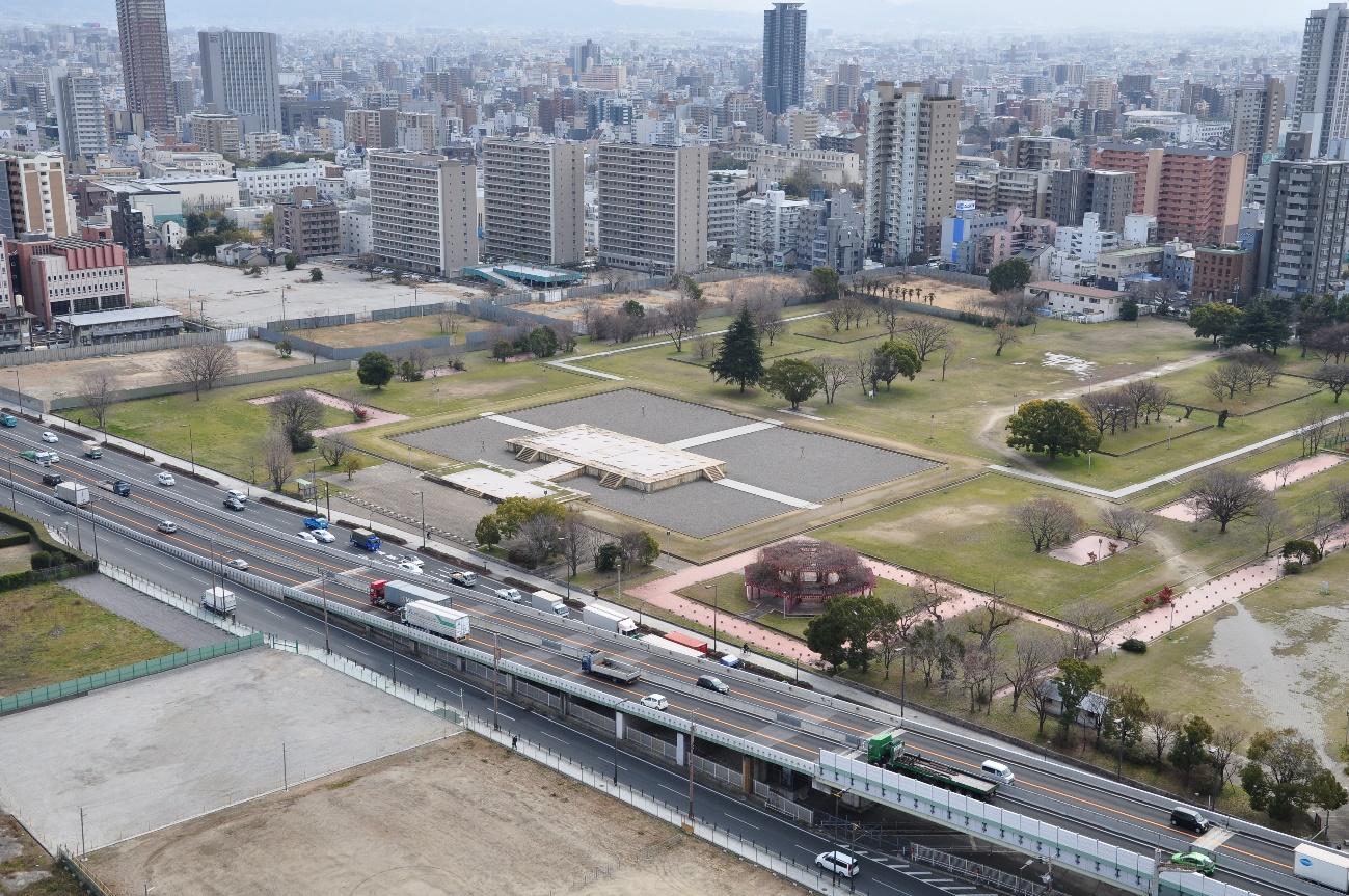 大阪歴史博物館からみた難波宮跡公園