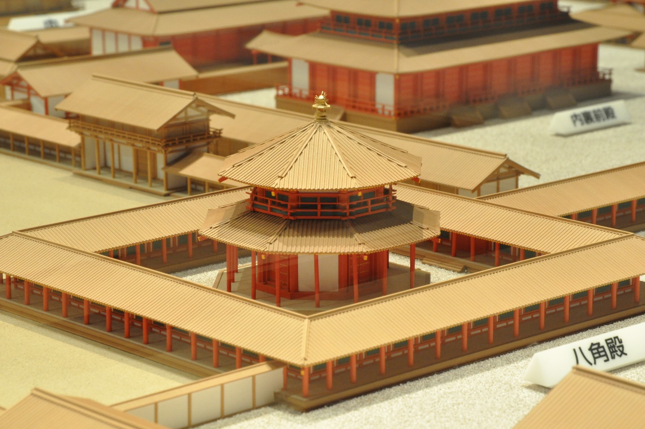 前期難波宮西八角殿復元模型(大阪歴史博物館蔵)